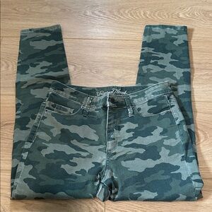 Universal Thread Green Camo crop jeans